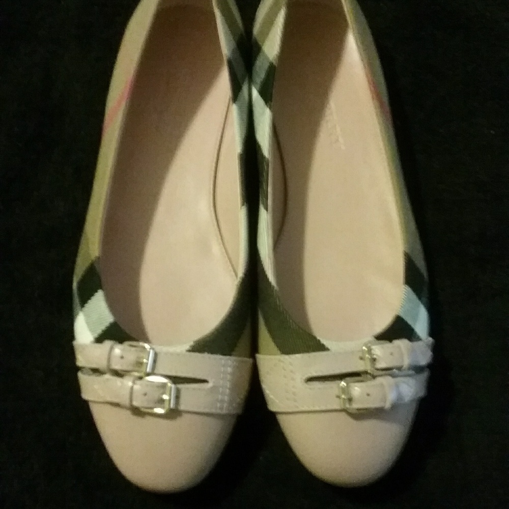 SOLD.....Burberry flat